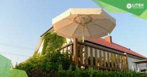 Jak dobrać materiał na parasol ogrodowy